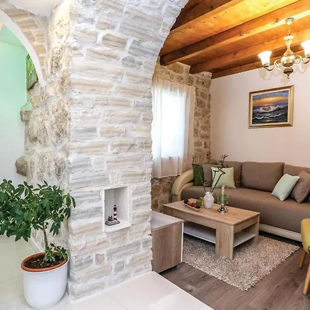 Three-bedroom In بيت للعطل Gata