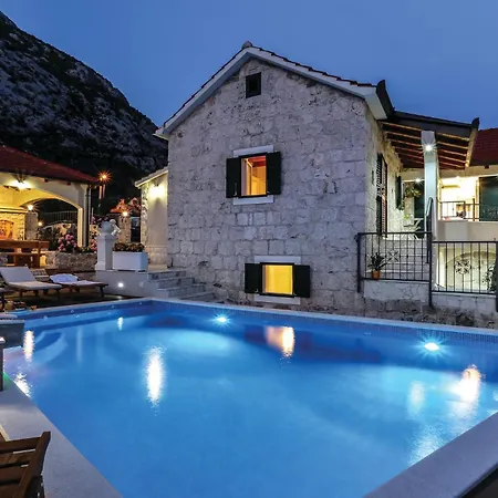 Holiday home Gorgeous In With Outdoor Swimming Pool